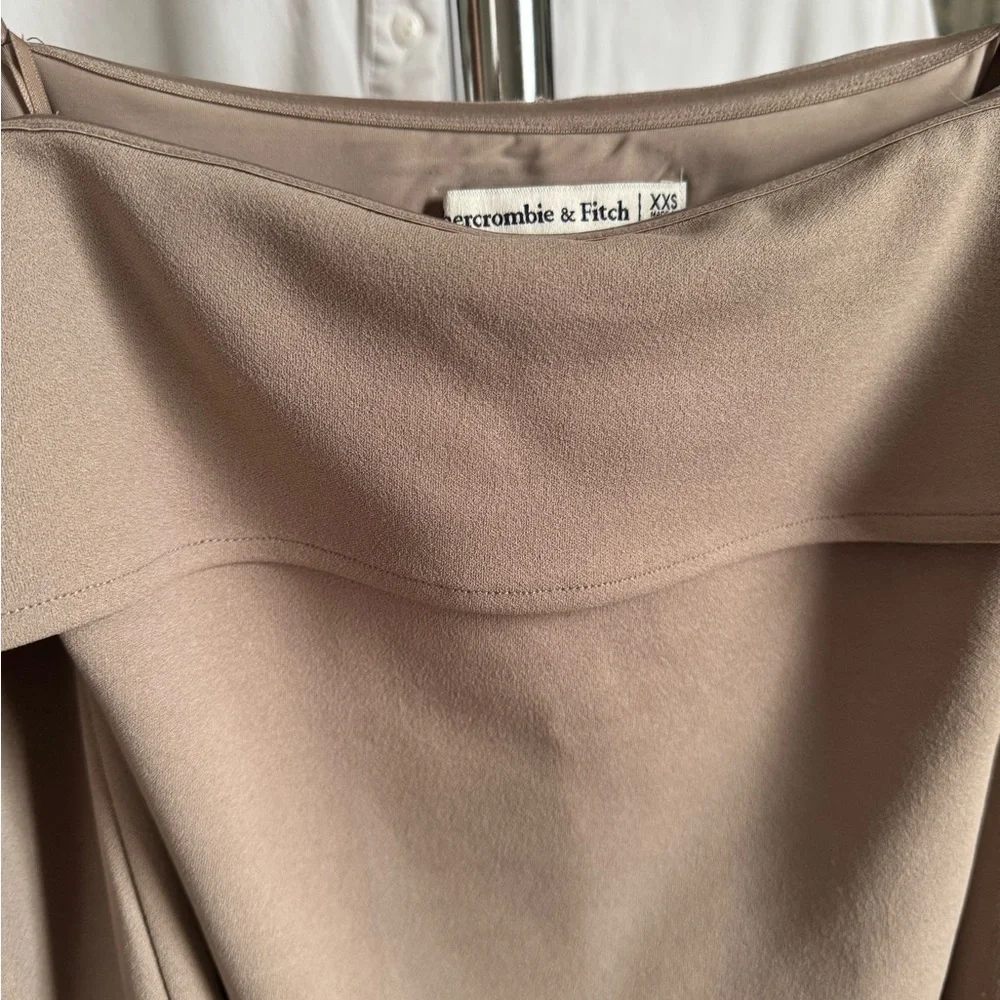 A&F Off-Shoulder Top - Picture 11 of 12